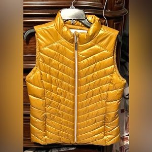 Women’s medium Calvin Klein sleeveless gold full zip up puffer vest!